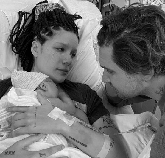 9 Momen Alev Aydin Jadi Suami Siaga Halsey dari Hamil hingga Lahiran