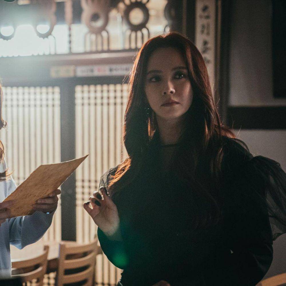 Song Ji Hyo di The Witch's Diner (instagram.com/tving.official)