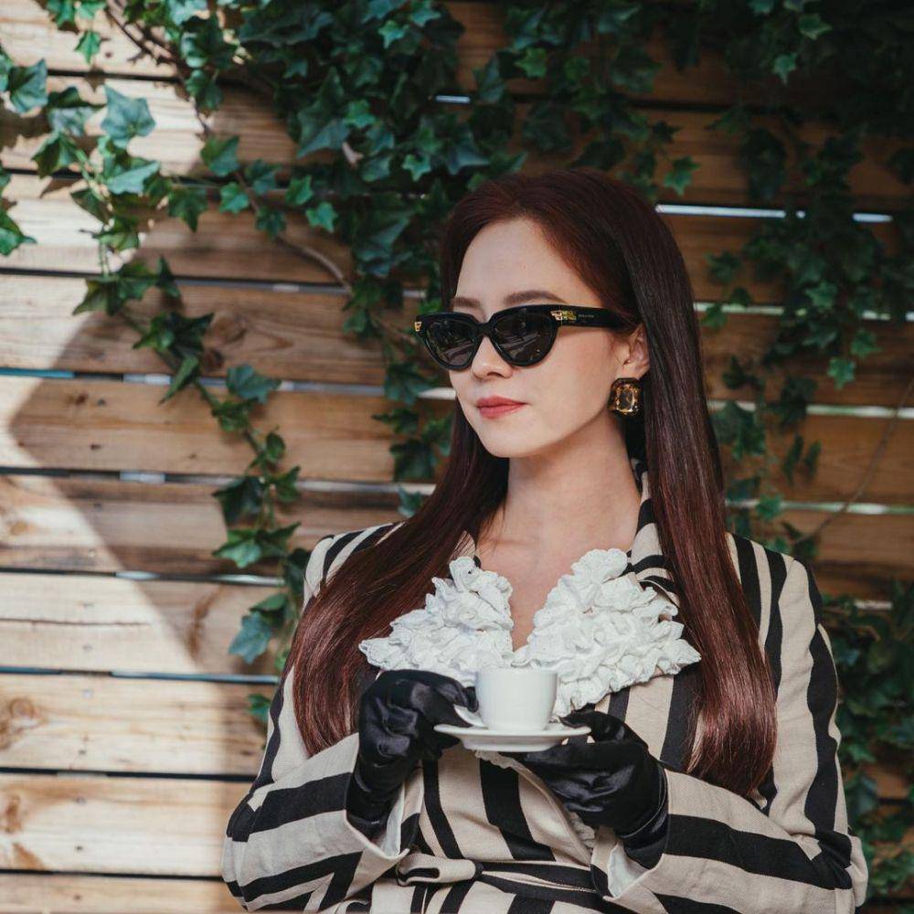 Song Ji Hyo di The Witch's Diner (instagram.com/tving.official)