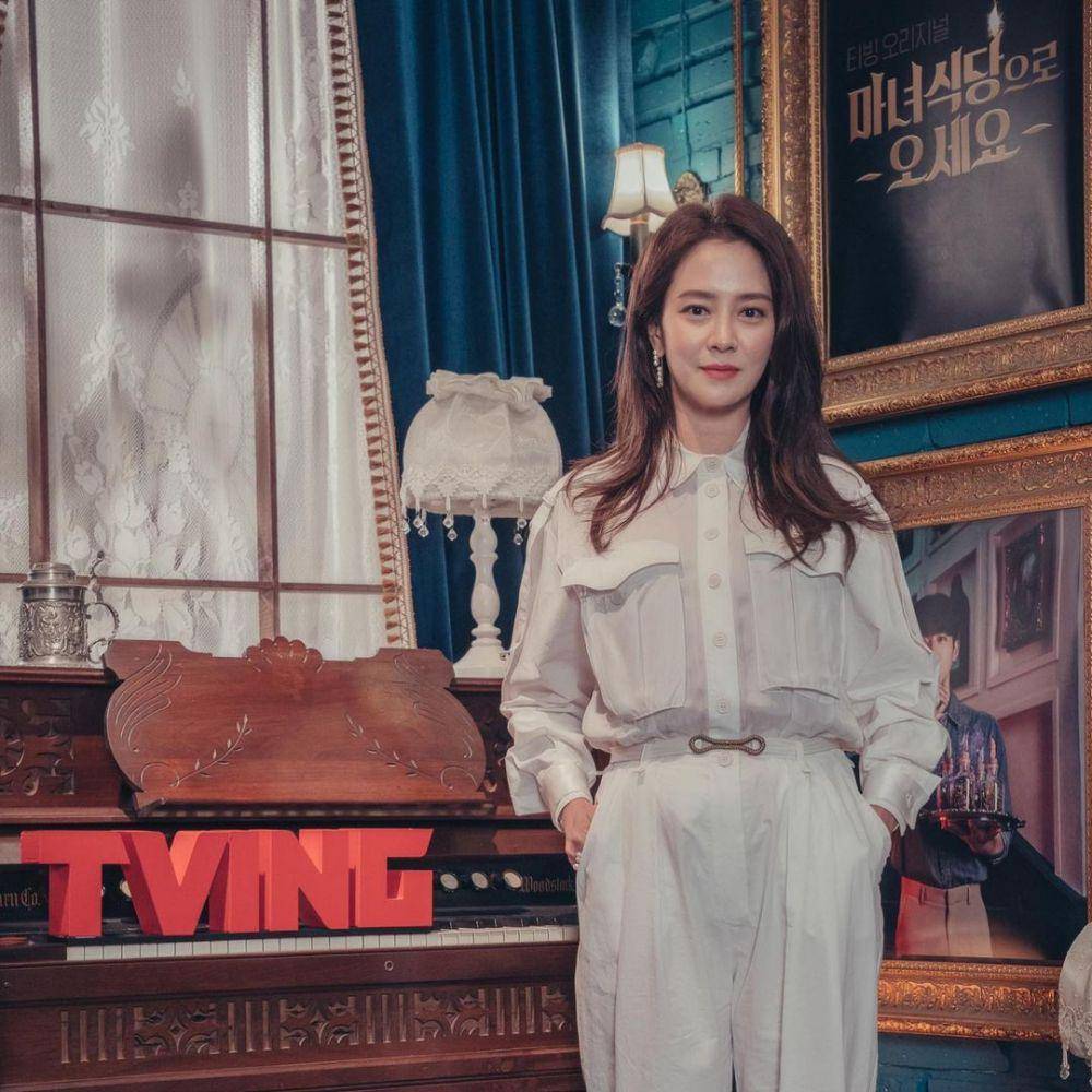 Song Ji Hyo di The Witch's Diner (instagram.com/tving.official)