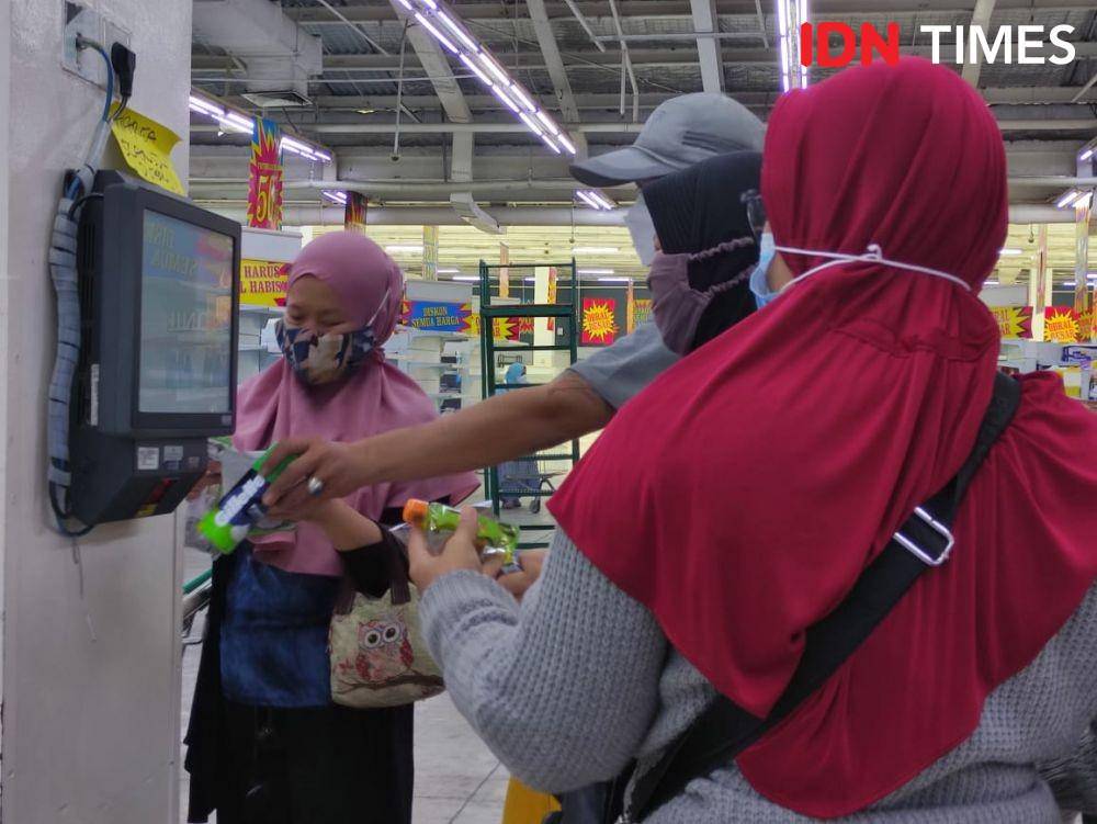 Kondisi salah satu ritel Giant jelang penutupan akhir bulan Juli. (IDN Times/Shemi)