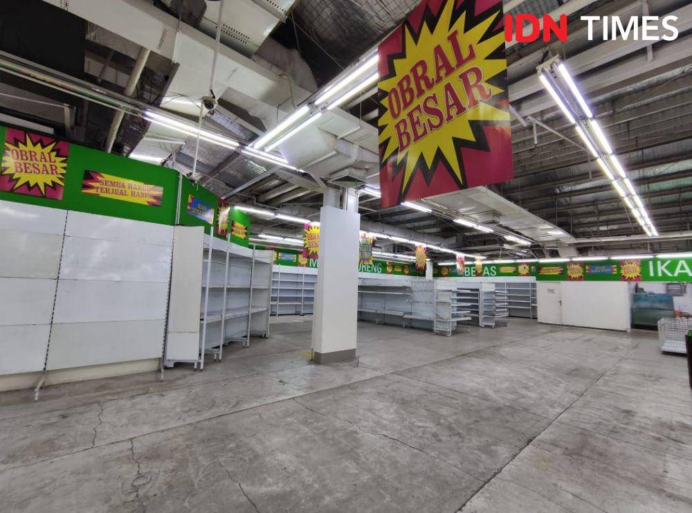 Kondisi salah satu ritel Giant jelang penutupan akhir bulan Juli. (IDN Times/Shemi)