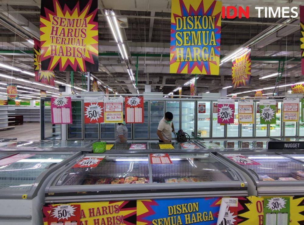 Kondisi salah satu ritel Giant jelang penutupan akhir bulan Juli. (IDN Times/Shemi)