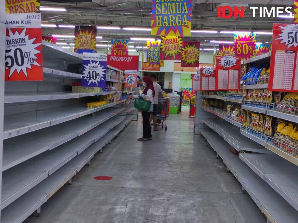 Kondisi salah satu ritel Giant jelang penutupan akhir bulan Juli. (IDN Times/Shemi)