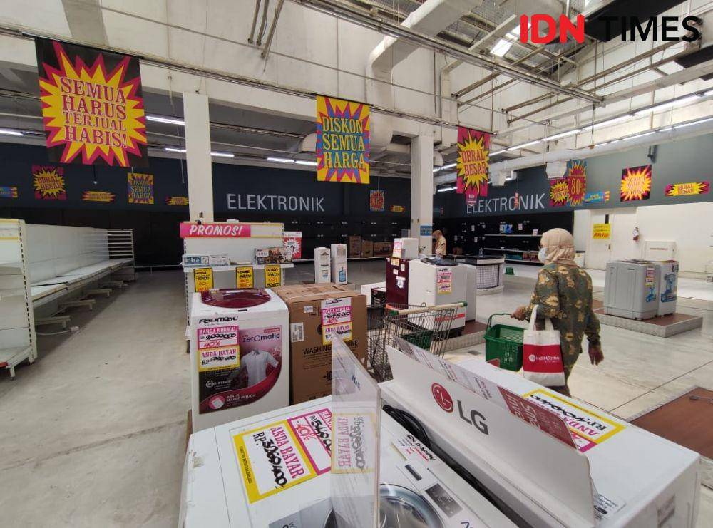 Kondisi salah satu ritel Giant jelang penutupan akhir bulan Juli. (IDN Times/Shemi)