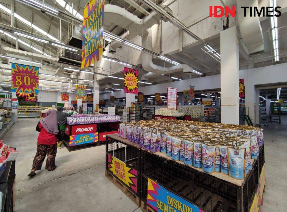 Kondisi salah satu ritel Giant jelang penutupan akhir bulan Juli. (IDN Times/Shemi)