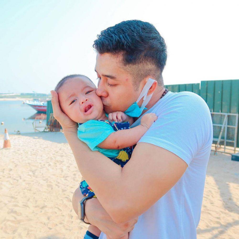 Adly Fairuz dan anaknya (instagram.com/ardashirbehrouz)