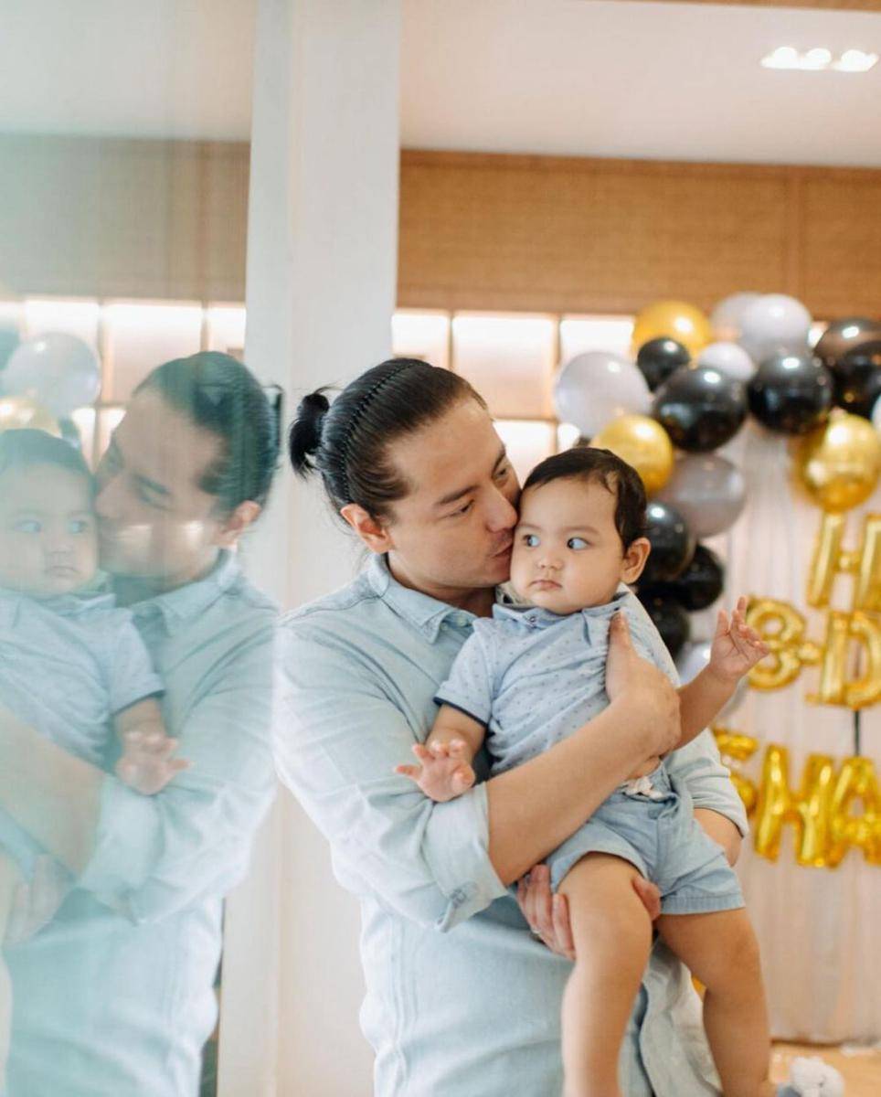 Roger Danuarta dan anaknya (instagram.com/shaquillekailidanuarta)