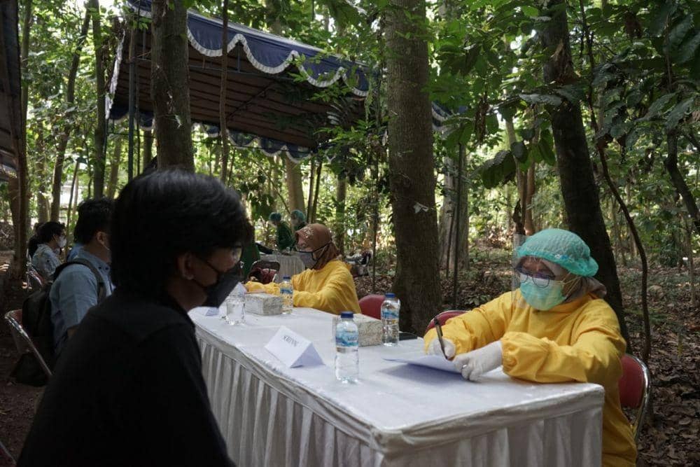 Unik, Vaksinasi bagi Mahasiswa UGM Diselenggarakan di Hutan Mini
