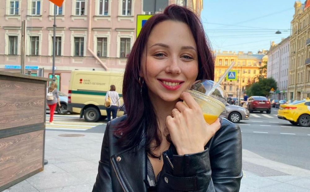 9 Potret Elizaveta Tuktamysheva, Atlet Ice Skating Rusia yang Populer