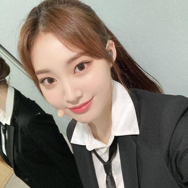 Zoa Weeekly (instagram.com/_weeekly)