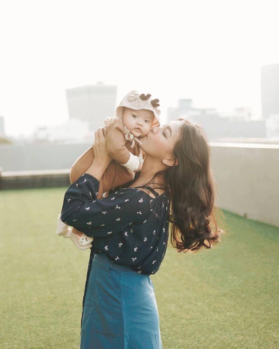 Ana Riana dan anaknya (instagram.com/anariana27)