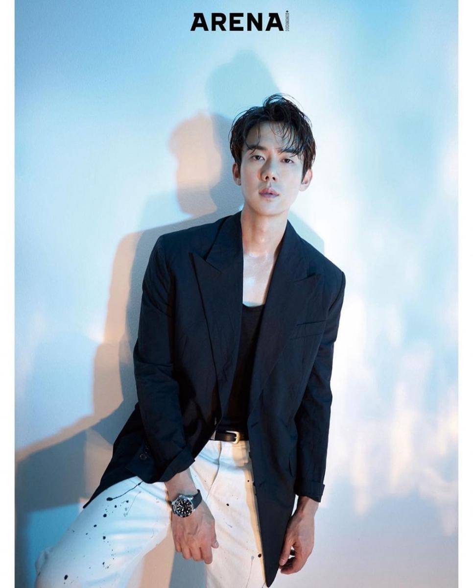Yoo Yeon Seok di majalah ARENA Korea (instagram.com/arenakorea)