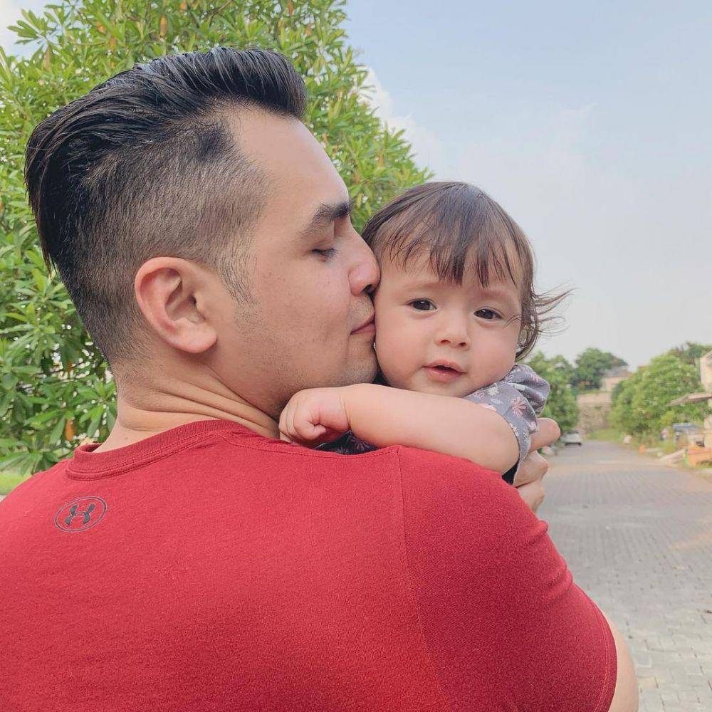 Jonas Rivanno dan anaknya (instagram.com/chloeemmanuellevanwattimena)