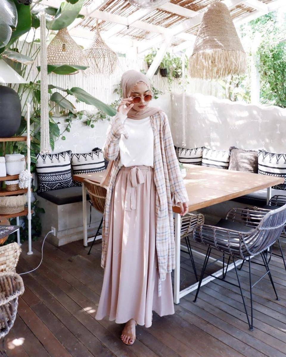 Padu padan rok ala Alifia Diannisa (instagram.com/alfdns)