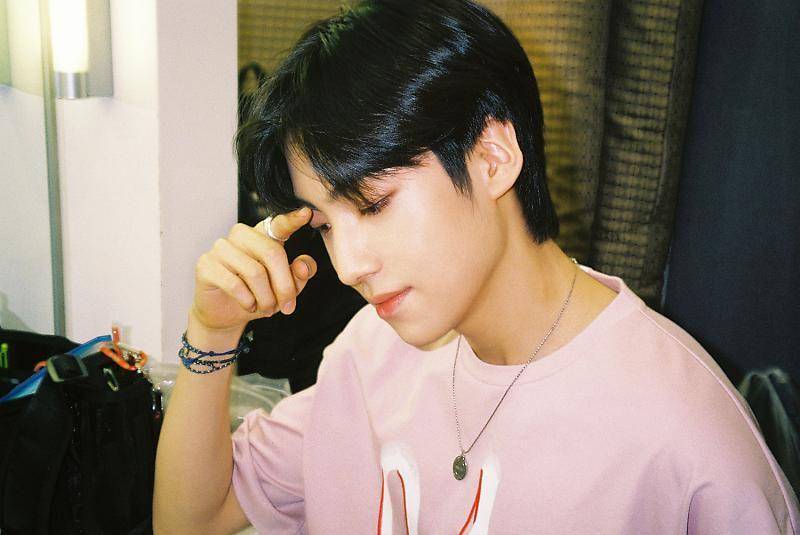 Lee Eunsang di ruang tunggu M Countdown. (post.naver.com/brandnewmusic)