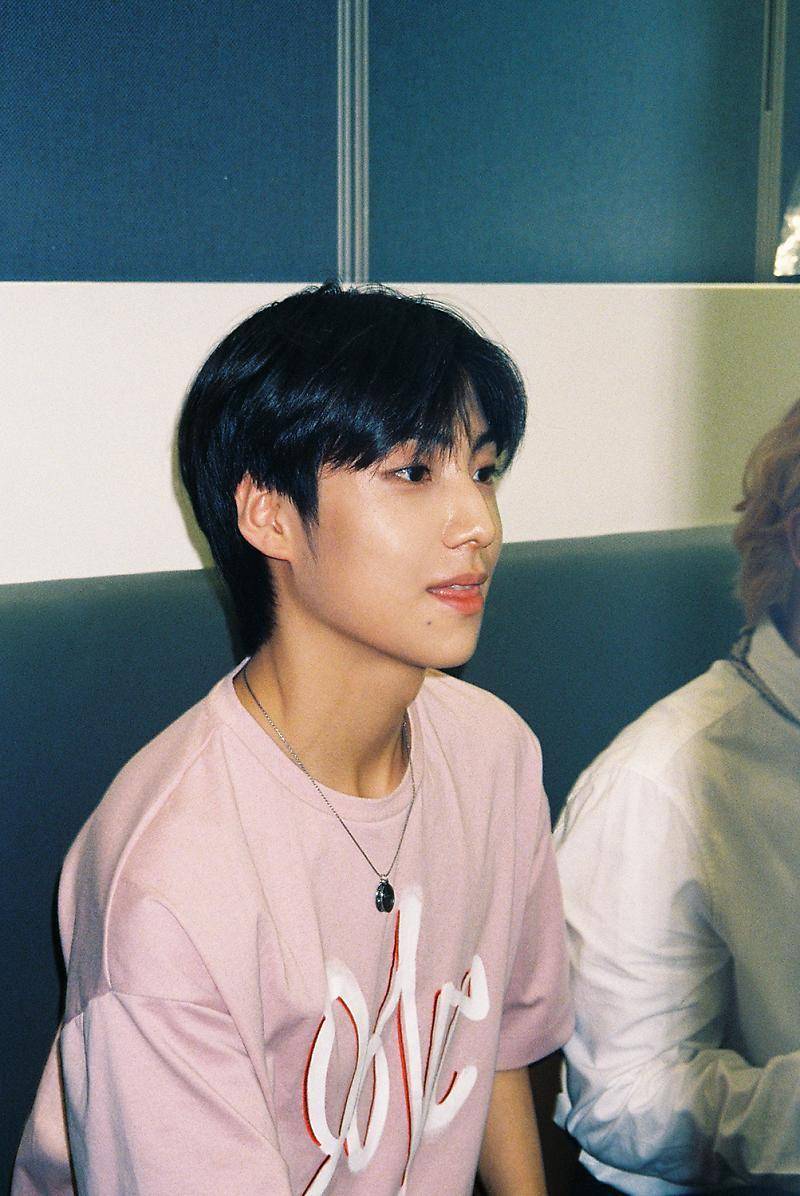 Lee Eunsang di ruang tunggu M Countdown. (post.naver.com/brandnewmusic)