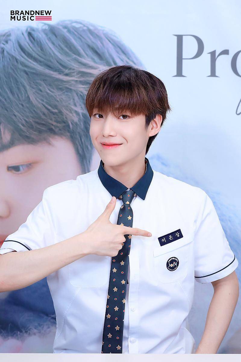 Lee Eunsang mengenakan seragam SOPA untuk fansign photobook As Promised. (post.naver.com/brandnewmusic)