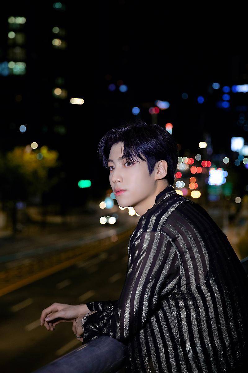 Lee Eunsang di foto teaser album Beautiful Scar (post.naver.com/brandnewmusic)