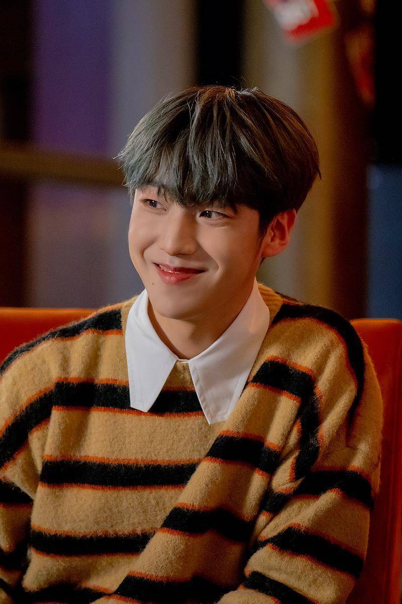 Lee Eunsang di tengah pembuatan MV 'CHANDELIER' (post.naver.com/brandnewmusic)