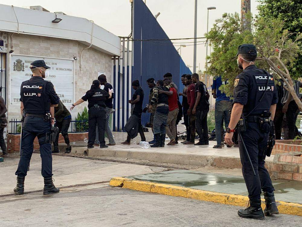 Sejumlah migran yang ditangkap Kepolisian Spanyol di Melilla pada Kamis (22/07/2021). (twitter.com/ondaceromelilla)