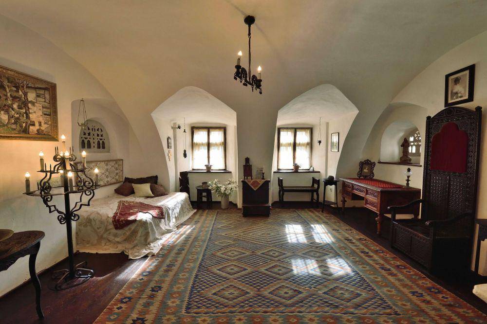 ruangan tempat tidur di Bran Castle (teenvogue.com)
