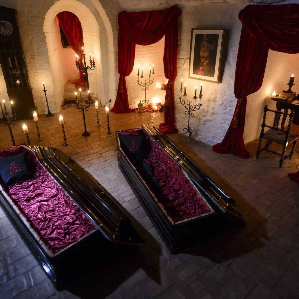 dua peti mati di dalam ruangan Bran Castle (AP/Andreea Alexandru via theguardian.com)