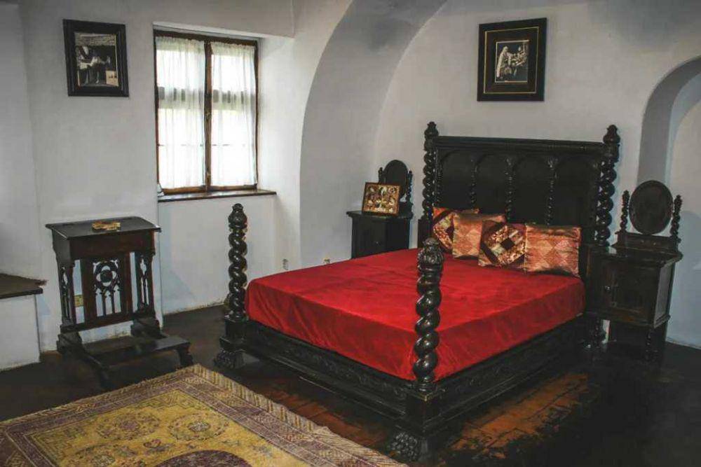 tempat tidur milik Vlad III atau Drakula (laurewanders.com)