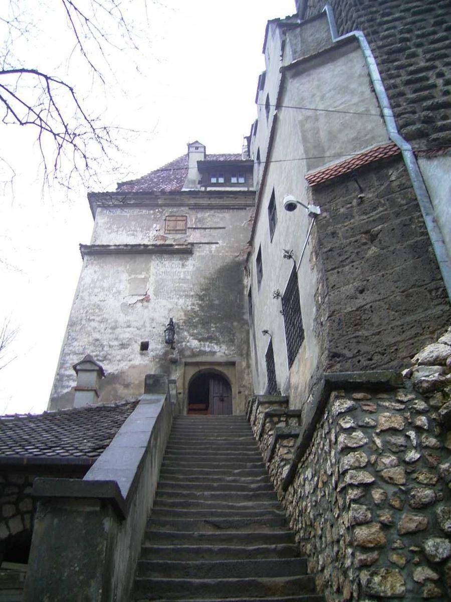 tangga masuk ke Bran Castle (allthatsinteresting.com)