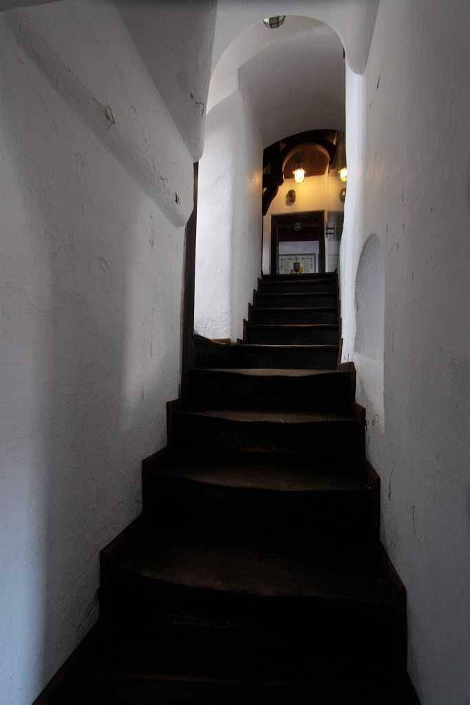 tangga di lorong Brain Castle (flickr.com)
