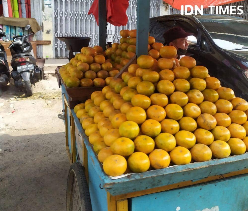 Lapak buah di Pasar Bambu Kuning (IDN Times/Tama Yudha Wiguna)