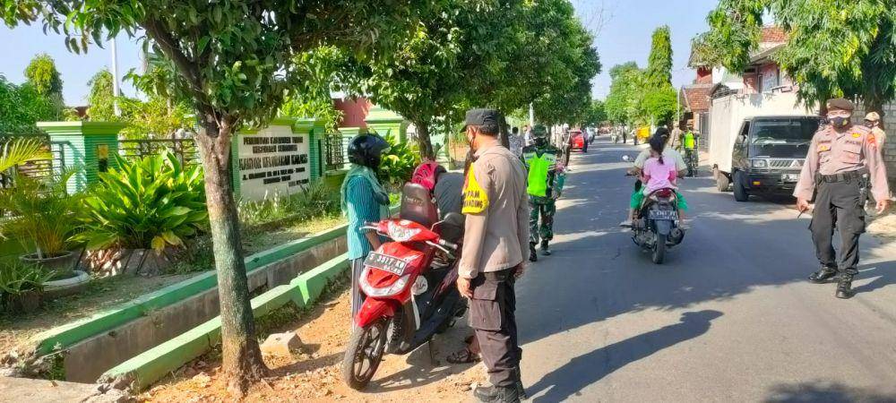 Polisi saat melakukan razia prokes di Kecamatan Semanding, Kabupaten Tuban. Dok Humas Polres Tuban