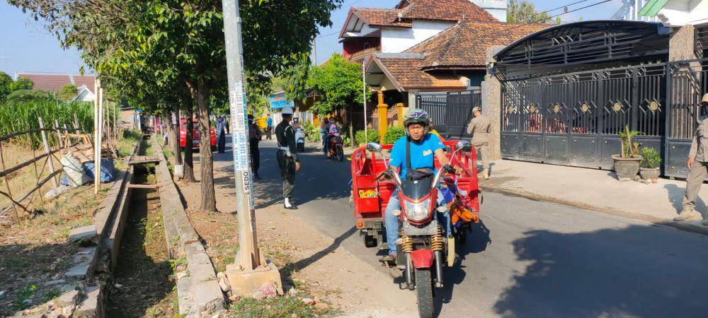 Polisi saat melakukan razia prokes di Kecamatan Semanding, Kabupaten Tuban. Dok Humas Polres Tuban
