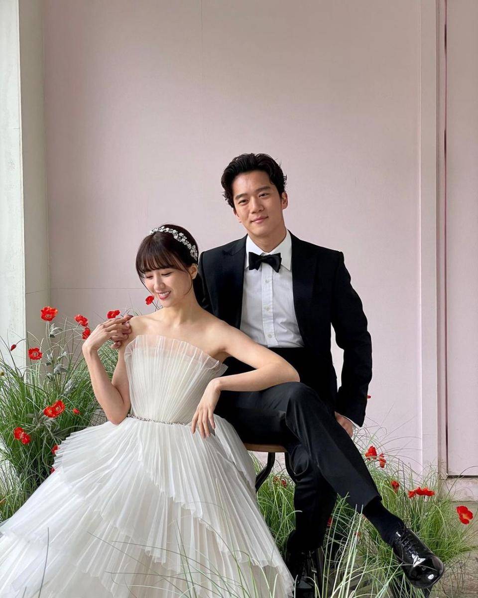 Ha Seok Jin dan Park Ha Sun di Monthly Magazine Home (instagram.com/haseokjin)