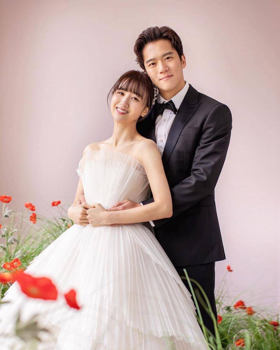 Ha Seok Jin dan Park Ha Sun di Monthly Magazine Home (instagram.com/mintsungrace)