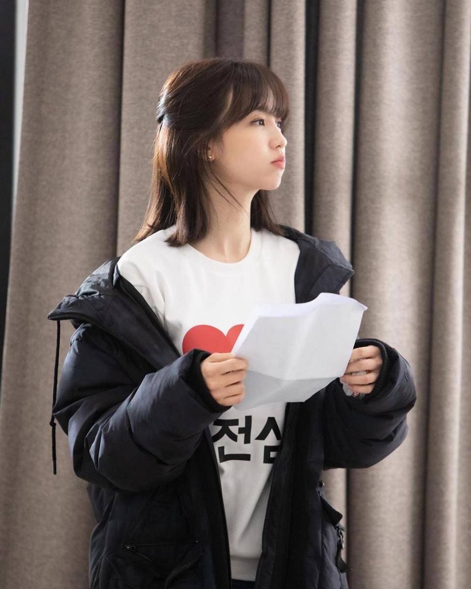 Park Ha Sun di Monthly Magazine Home (instagram.com/mintsungrace)
