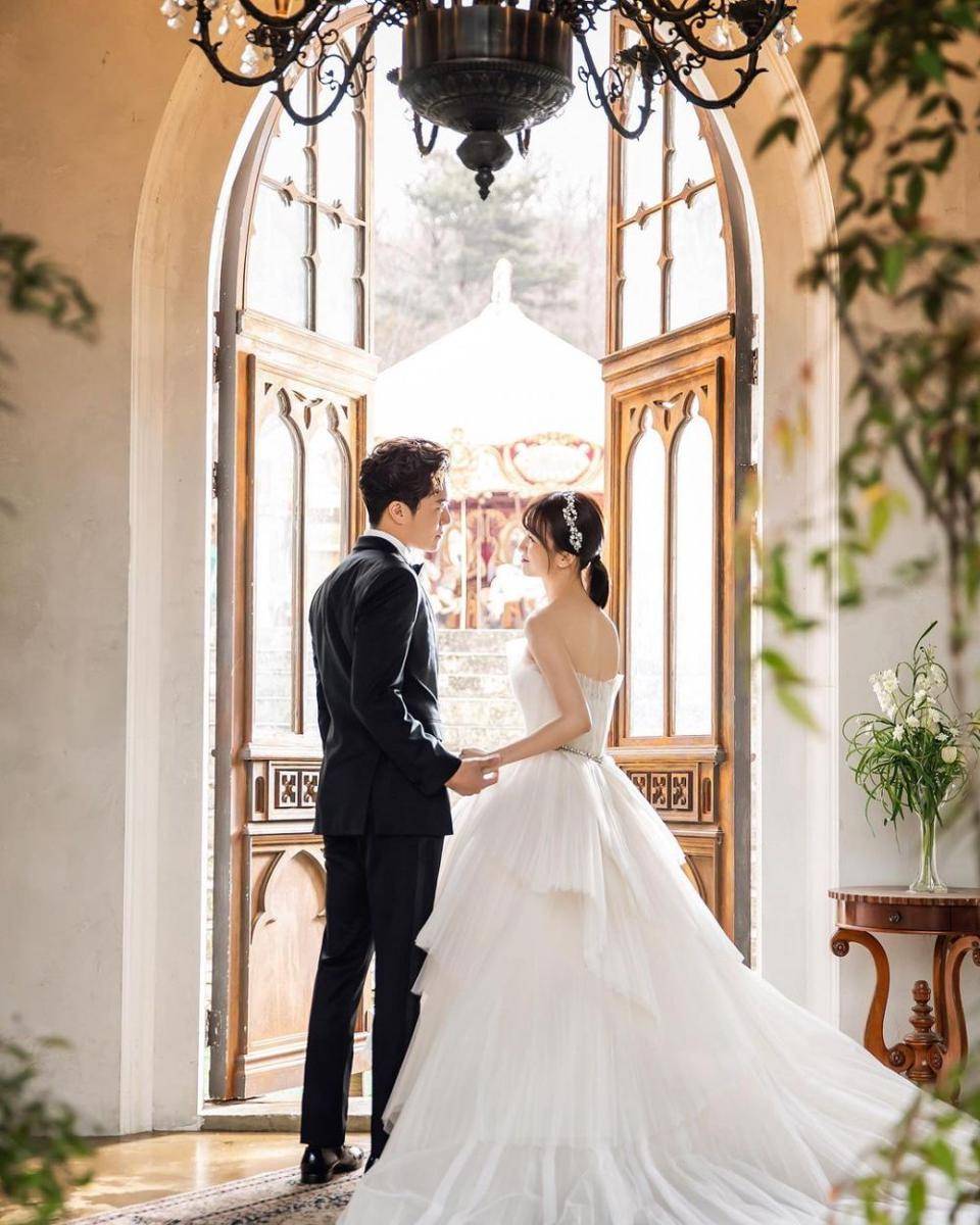 Ha Seok Jin dan Park Ha Sun di Monthly Magazine Home (instagram.com/mintsungrace)