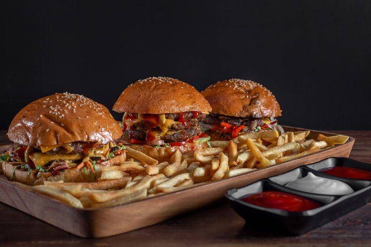 ilustrasi burger luncheon (unsplash.com/Shaafi Ali)