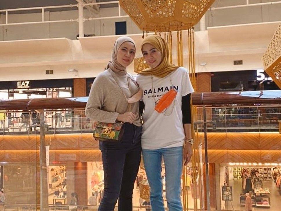 10 Potret Kompak Olla dan Cynthia Ramlan, Sister Goals!