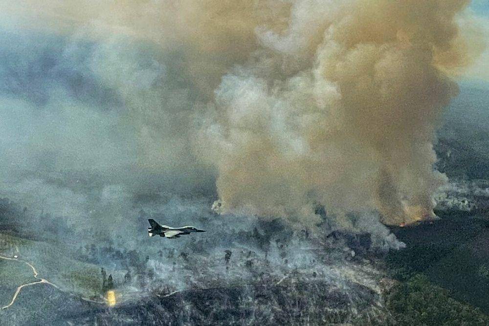 Ilustrasi - Pesawat tempur F-16 dari Skadron Udara 16/Rydder Lanud Roesmin Pekanbaru, terbang diatas lahan yang terbakar di Koto Tuo, Kampar, Riau, Rabu, 21 Juli 2021 (ANTARA FOTO/Skadron Udara 16/Rydder Lanud Roesmin Nurjadin Pekanbaru/Lettu Pnb Tommy Yulianto)