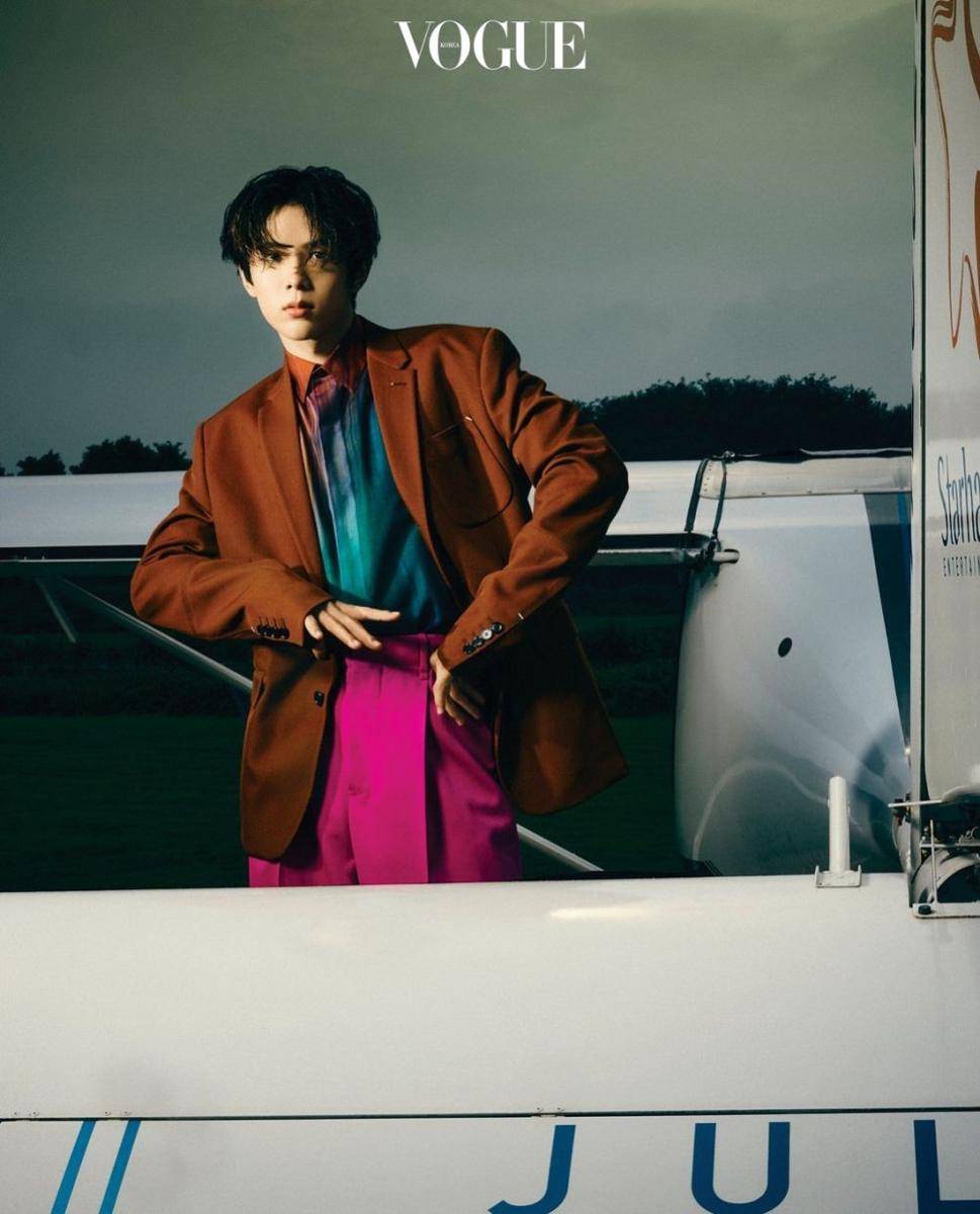 Shotaro NCT di pemptretan majalah Vogue Korea (vogue.co.kr)