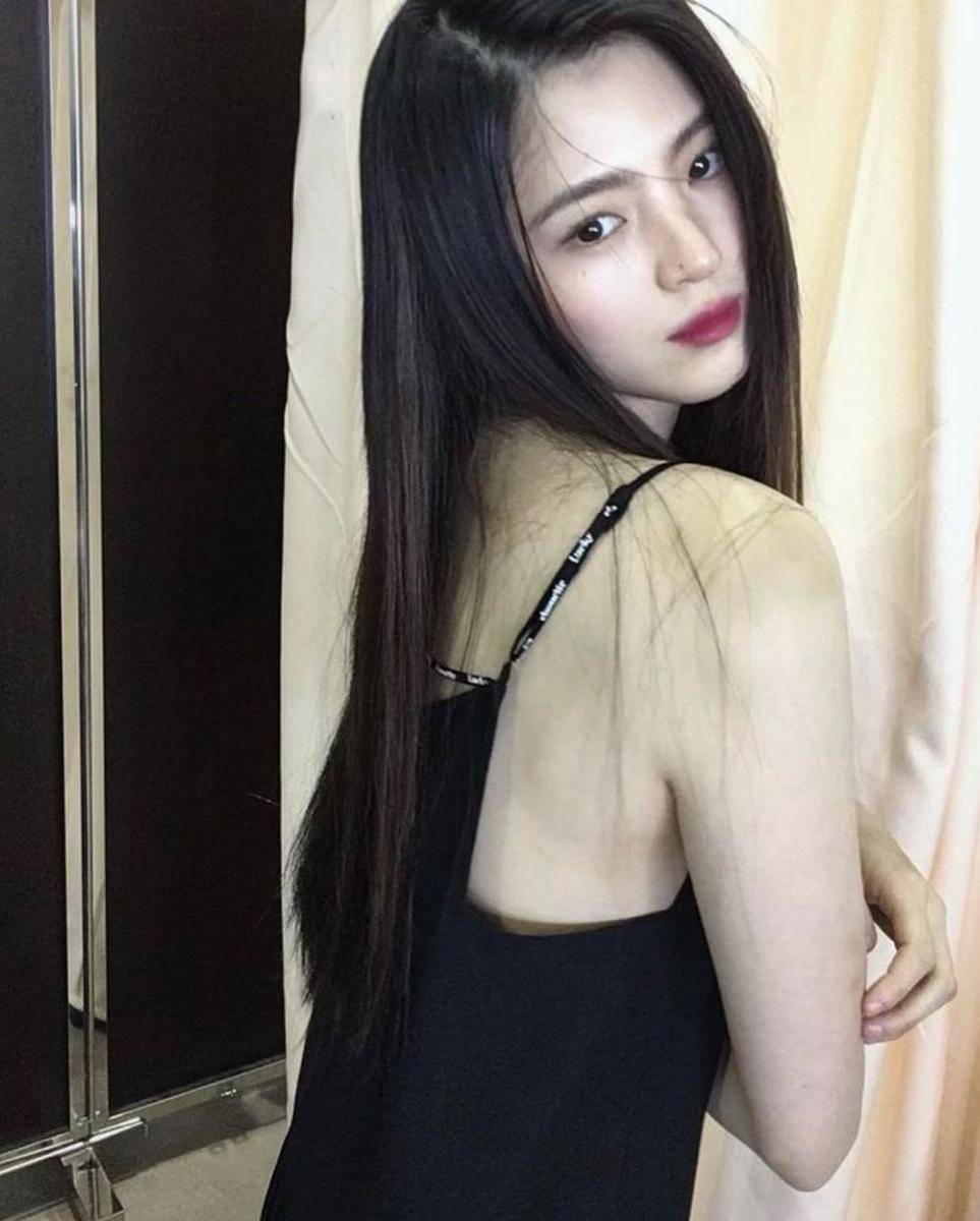 Han So Hee (instagram.com/xeesoxee)