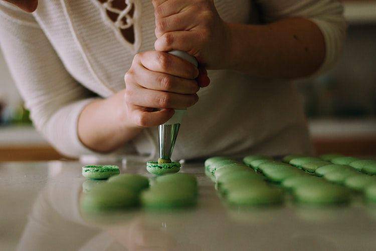 Ilustrasi membuat kue (unsplash.com/holly_buildalifeyoulove)