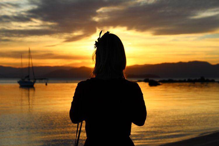Ilustrasi siluet perempuan (unsplash.com/jvmarcilio)