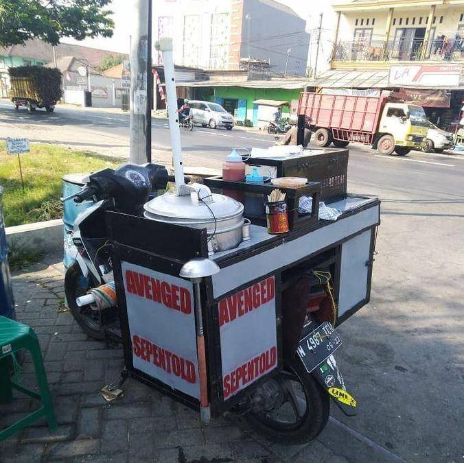 nama tempat usaha pakai pelesetan penyanyi (twitter.com/nocontextwarung)