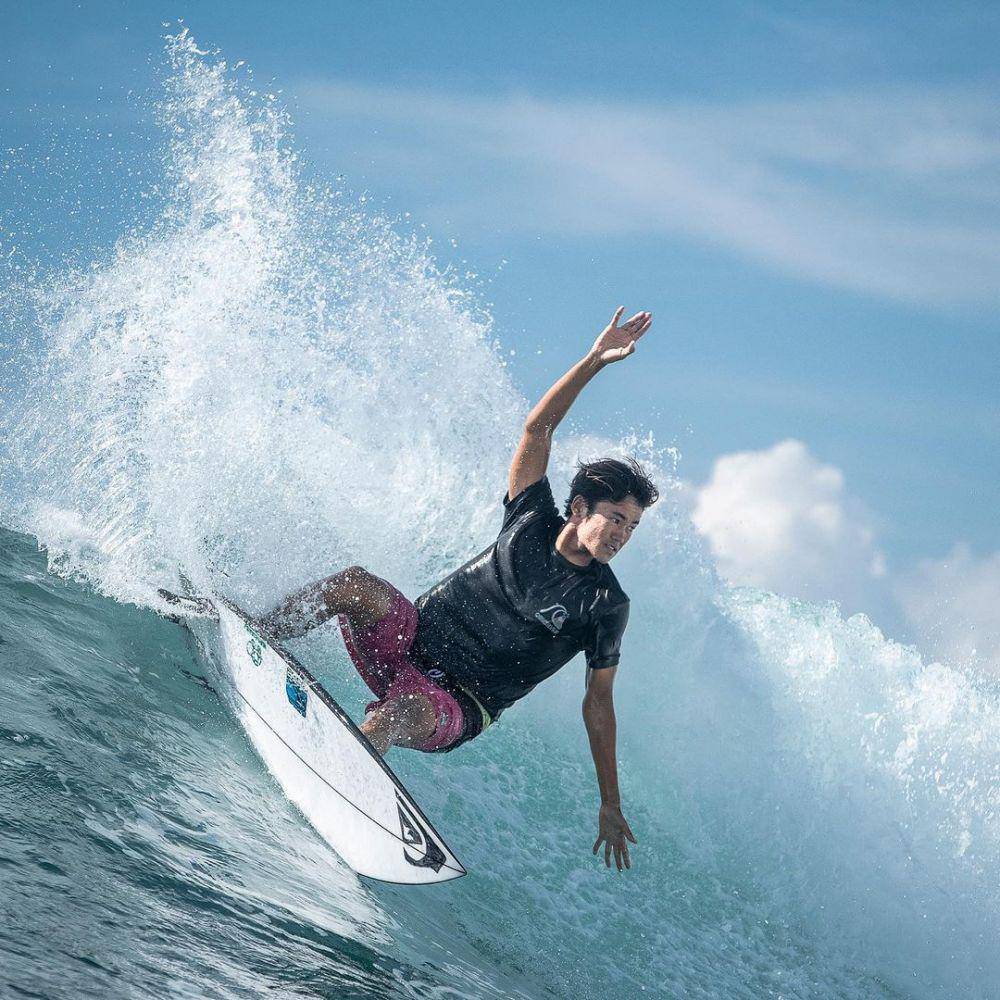 Aksi Rio menunggangi ombak. (instagram.com/riowaida)