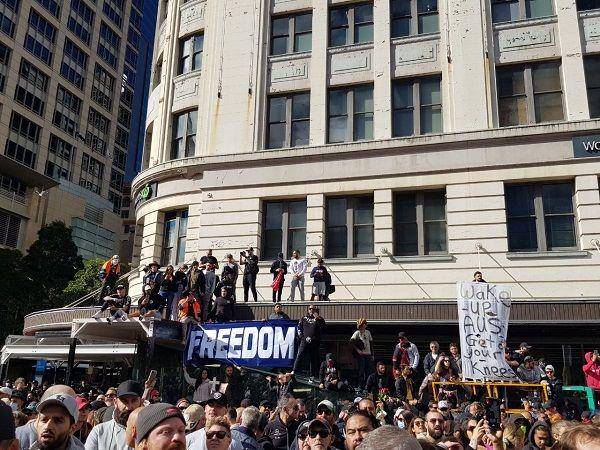 Ribuan orang Australia berkumpul di jalan menggelar protes besar-besaran di beberapa wilayah di Australia pada hari Sabtu, 24 Juli 2021, waktu setempat. (Twitter.com/FallenAngel_Deb)