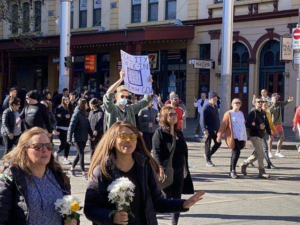 Ribuan orang Australia berkumpul di jalan menggelar protes besar-besaran di beberapa wilayah di Australia pada hari Sabtu, 24 Juli 2021, waktu setempat. (Twitter.com/alxndrwbb)