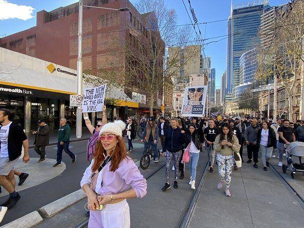 Ribuan orang Australia berkumpul di jalan menggelar protes besar-besaran di beberapa wilayah di Australia pada hari Sabtu, 24 Juli 2021, waktu setempat. (Twitter.com/alxndrwbb)