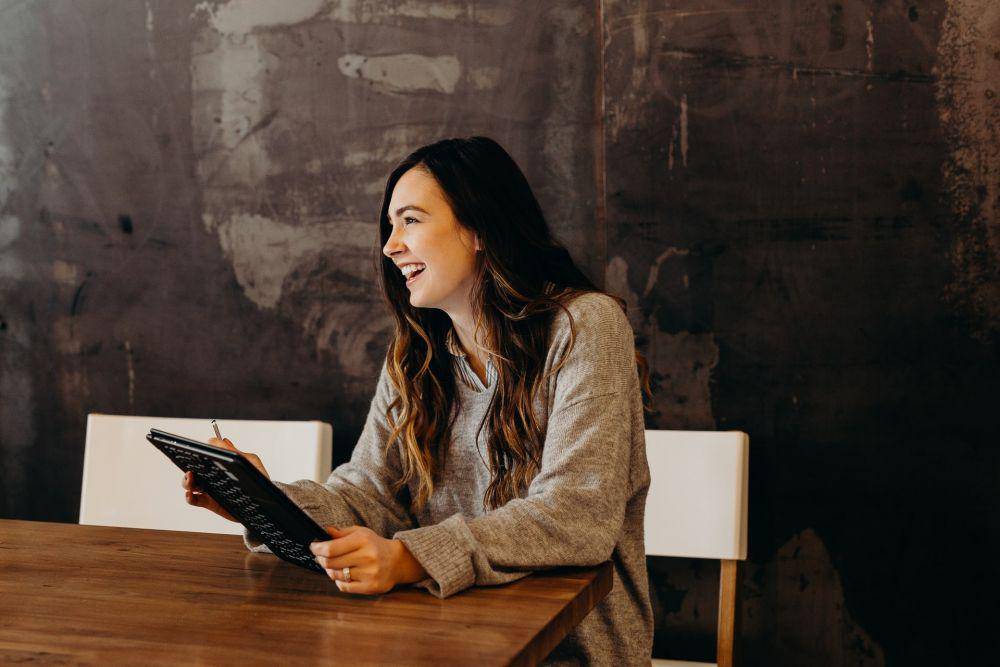Ilustrasi perempuan sedang tertawa (unsplash.com/ Brooke Cagle)